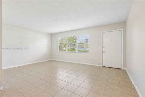 Condo in Pembroke Pines, Florida, 1 bedroom № 2186169 - photo 7