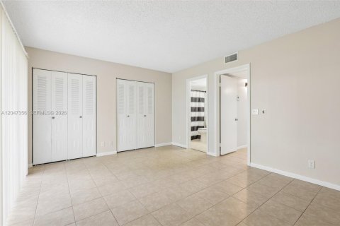Condo in Pembroke Pines, Florida, 1 bedroom № 2186169 - photo 21