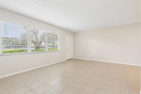 Condo in Pembroke Pines, Florida, 1 bedroom № 2186169 - photo 10