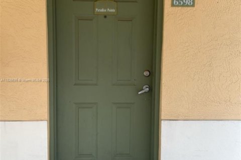 Condo in Coral Springs, Florida, 1 bedroom  № 1960646 - photo 15