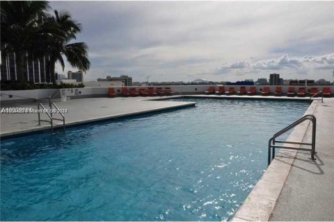 Condo in Miami, Florida, 2 bedrooms  № 1729436 - photo 5