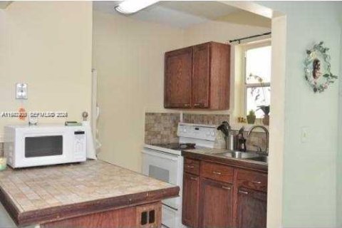 Condo in North Miami, Florida, 1 bedroom  № 2003541 - photo 3