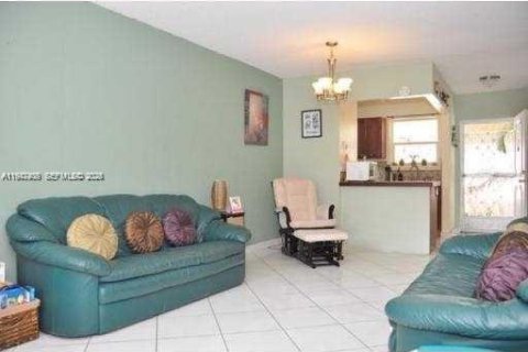Condo in North Miami, Florida, 1 bedroom  № 2003541 - photo 5