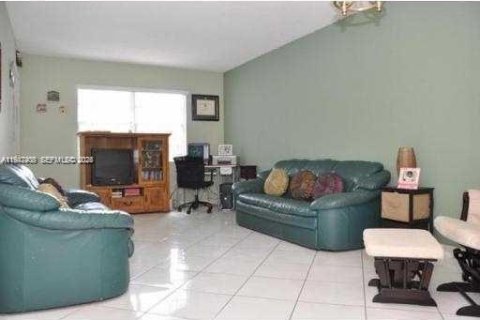 Condo in North Miami, Florida, 1 bedroom  № 2003541 - photo 4