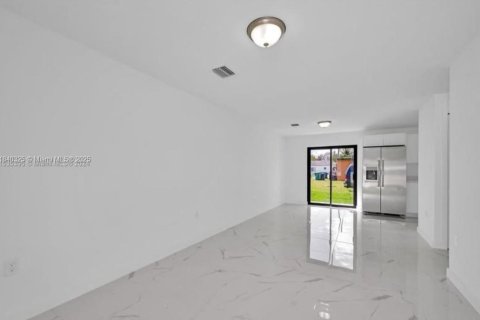 Commercial property in Florida City, Florida № 1828906 - photo 4