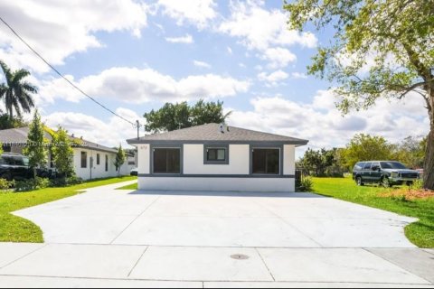 Commercial property in Florida City, Florida № 1828906 - photo 1
