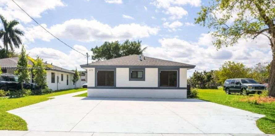 Commercial property in Florida City, Florida № 1828906