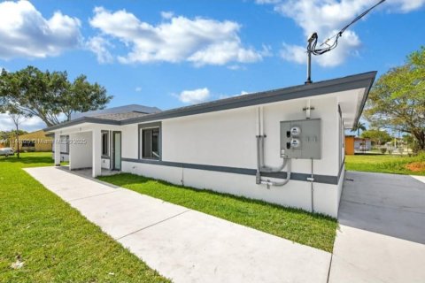 Commercial property in Florida City, Florida № 1828906 - photo 2