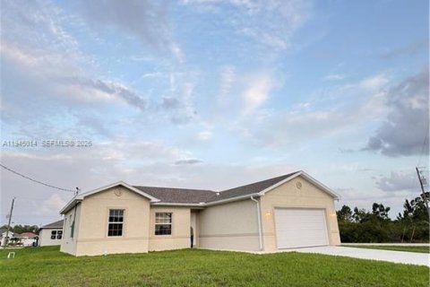 House in Lehigh Acres, Florida 4 bedrooms, 133.69 sq.m. № 2004237 - photo 3