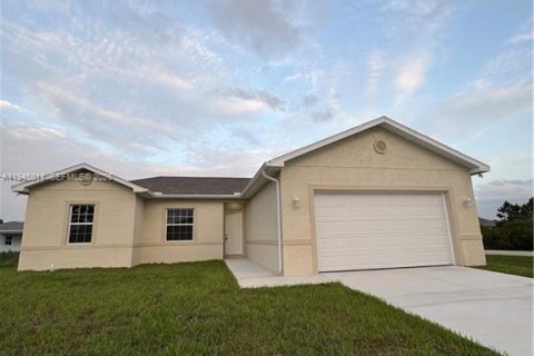 House in Lehigh Acres, Florida 4 bedrooms, 133.69 sq.m. № 2004237 - photo 2