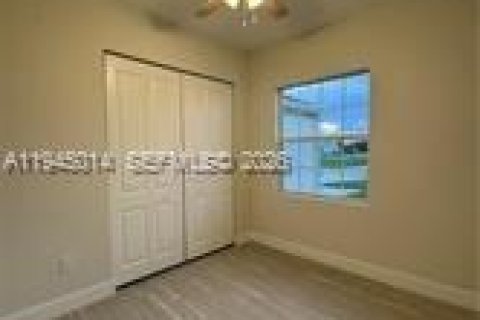 House in Lehigh Acres, Florida 4 bedrooms, 133.69 sq.m. № 2004237 - photo 7