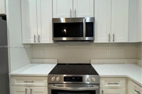 House in Lehigh Acres, Florida 4 bedrooms, 133.69 sq.m. № 2004237 - photo 5