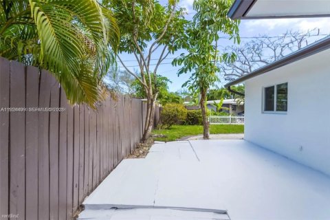 Townhouse in Oakland Park, Florida 2 bedrooms, 90.39 sq.m. № 1982906 - photo 11