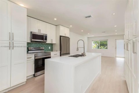 Townhouse in Oakland Park, Florida 2 bedrooms, 90.39 sq.m. № 1982906