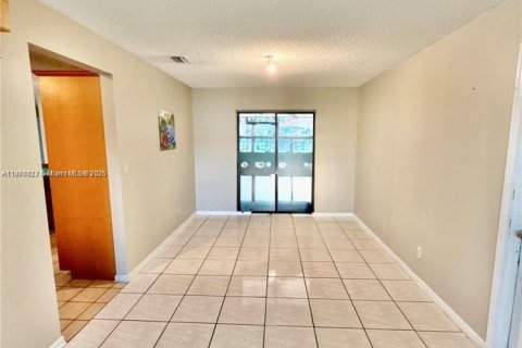 Casa en alquiler en Lauderhill, Florida, 4 dormitorios, 199 m2 № 1926907 - foto 2