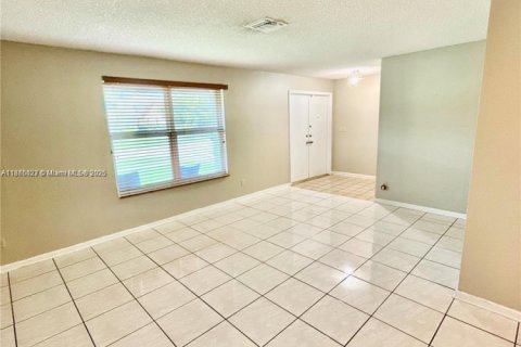 Casa en alquiler en Lauderhill, Florida, 4 dormitorios, 199 m2 № 1926907 - foto 1