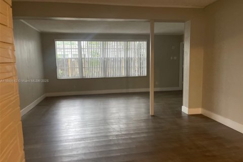 House in Miramar, Florida 4 bedrooms, 207.54 sq.m. № 1834049 - photo 13