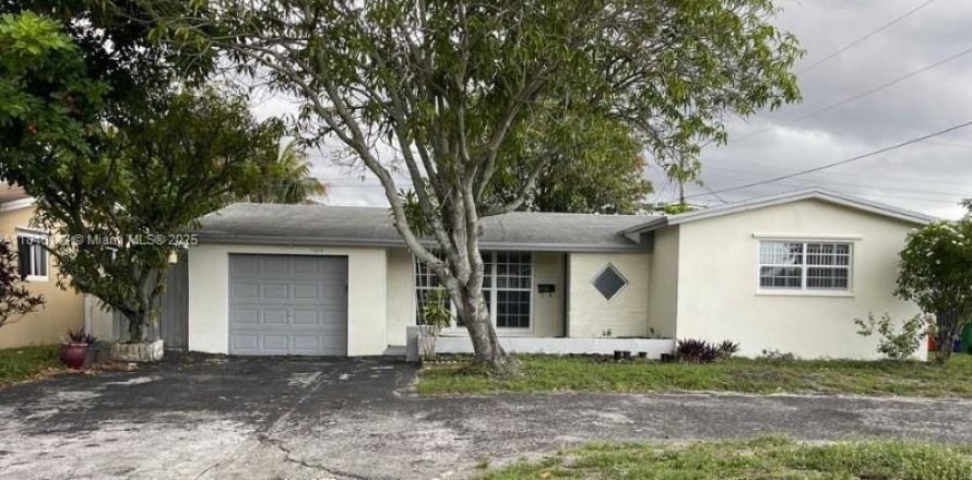 House in Miramar, Florida 4 bedrooms, 207.54 sq.m. № 1834049