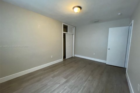 House in Miramar, Florida 4 bedrooms, 207.54 sq.m. № 1834049 - photo 9