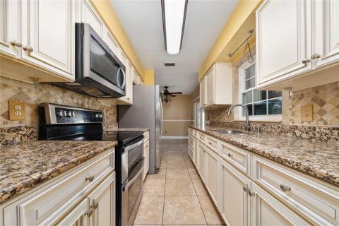 House in Kissimmee, Florida 4 bedrooms, 133.59 sq.m. № 1742841 - photo 7