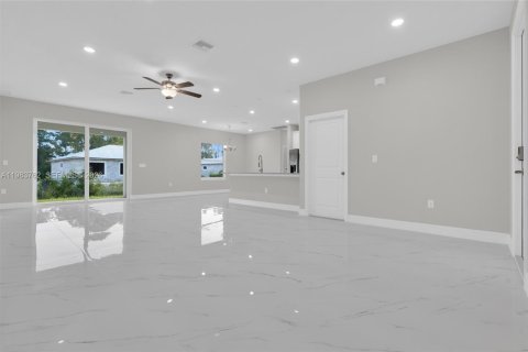 House in Lehigh Acres, Florida 4 bedrooms № 2049483 - photo 3