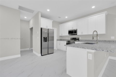 House in Lehigh Acres, Florida 4 bedrooms № 2049483 - photo 2