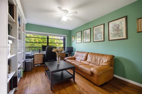 Townhouse in South Miami, Florida 3 bedrooms, 204.38 sq.m. № 1872679 - photo 19