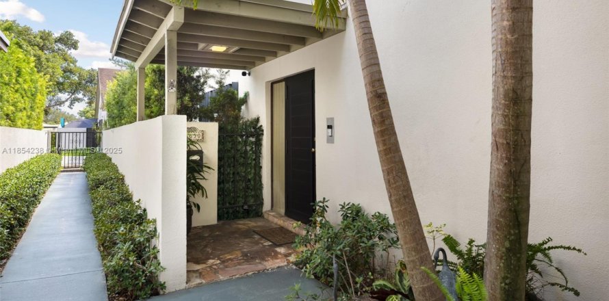 Townhouse in South Miami, Florida 3 bedrooms, 204.38 sq.m. № 1872679