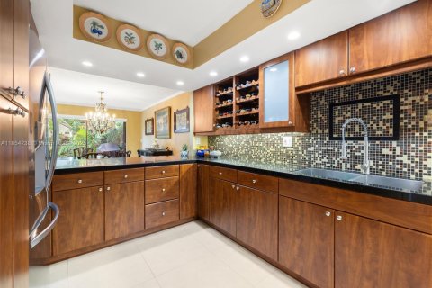 Townhouse in South Miami, Florida 3 bedrooms, 204.38 sq.m. № 1872679 - photo 9