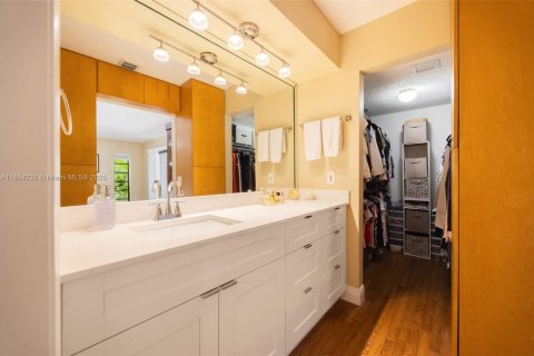Townhouse in South Miami, Florida 3 bedrooms, 204.38 sq.m. № 1872679 - photo 16