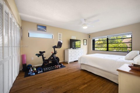 Townhouse in South Miami, Florida 3 bedrooms, 204.38 sq.m. № 1872679 - photo 22