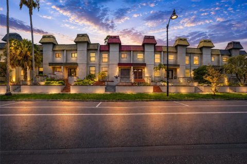 Townhouse in Tampa, Florida 2 bedrooms, 178.74 sq.m. № 2291848