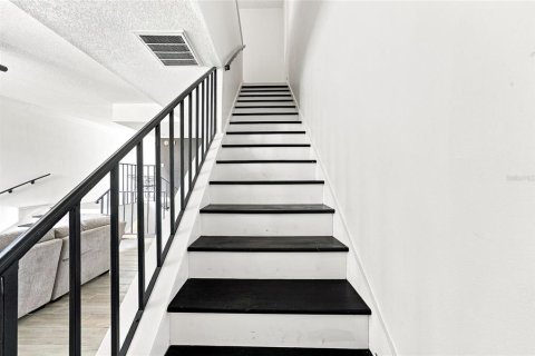 Adosado en venta en Tampa, Florida, 2 dormitorios, 178.74 m2 № 2291848 - foto 8