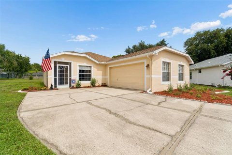 House in Land O' Lakes, Florida 2 bedrooms, 136.94 sq.m. № 2227581