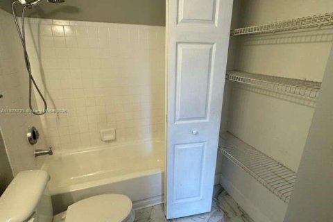 Townhouse in Hialeah, Florida 1 bedroom, 82.4 sq.m. № 1927569 - photo 18