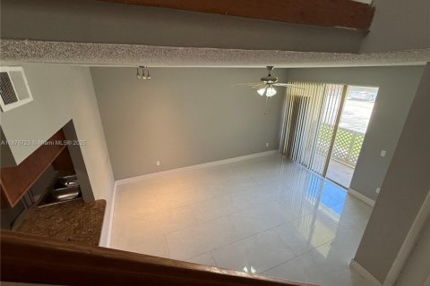 Townhouse in Hialeah, Florida 1 bedroom, 82.4 sq.m. № 1927569 - photo 14