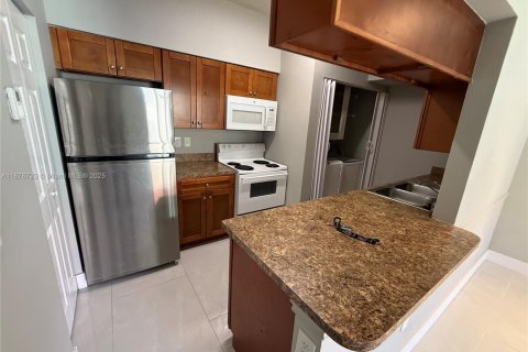 Townhouse in Hialeah, Florida 1 bedroom, 82.4 sq.m. № 1927569 - photo 8