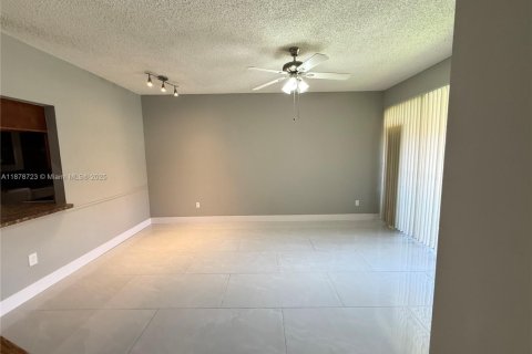 Townhouse in Hialeah, Florida 1 bedroom, 82.4 sq.m. № 1927569 - photo 5
