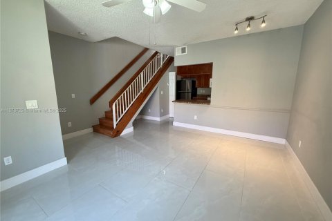Townhouse in Hialeah, Florida 1 bedroom, 82.4 sq.m. № 1927569 - photo 6