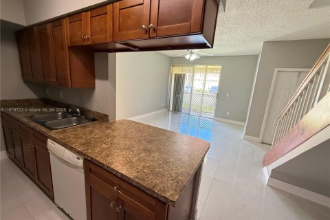 Townhouse in Hialeah, Florida 1 bedroom, 82.4 sq.m. № 1927569 - photo 10