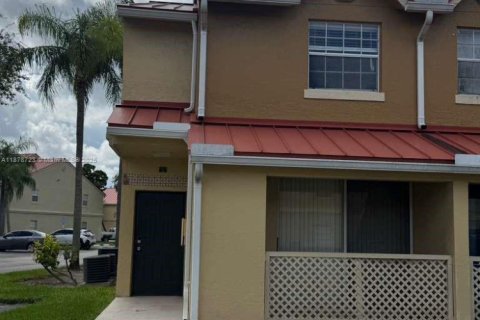 Townhouse in Hialeah, Florida 1 bedroom, 82.4 sq.m. № 1927569 - photo 3