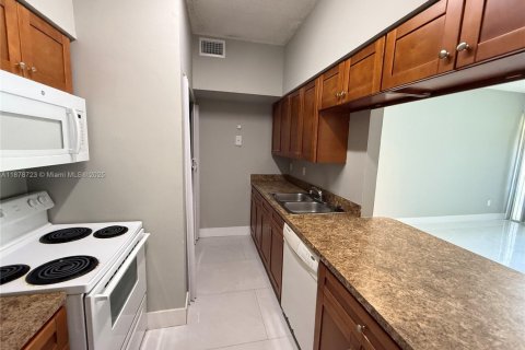 Townhouse in Hialeah, Florida 1 bedroom, 82.4 sq.m. № 1927569 - photo 9