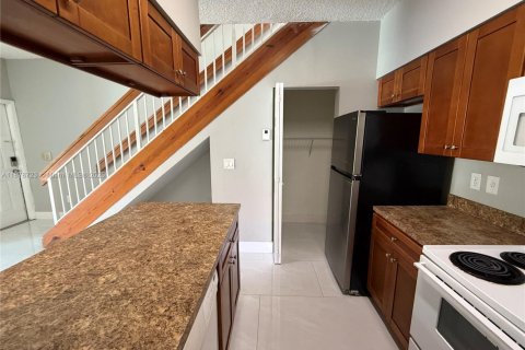 Townhouse in Hialeah, Florida 1 bedroom, 82.4 sq.m. № 1927569 - photo 11