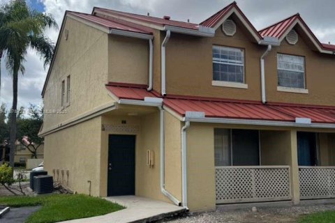 Townhouse in Hialeah, Florida 1 bedroom, 82.4 sq.m. № 1927569 - photo 1