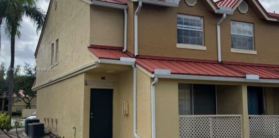Townhouse in Hialeah, Florida 1 bedroom, 82.4 sq.m. № 1927569