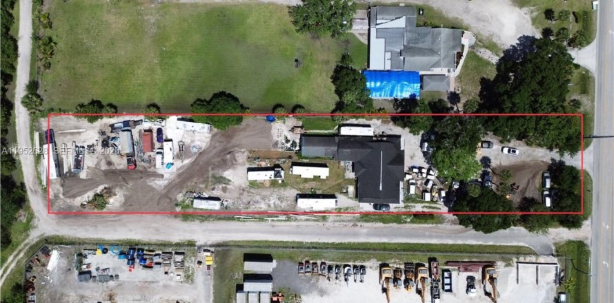 Commercial property in St. Lucie, Florida № 2008893