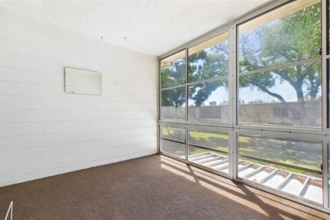 Condo in Saint Petersburg, Florida, 1 bedroom  № 2214987 - photo 11