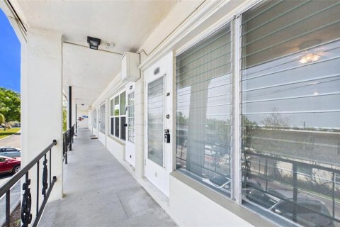 Condo in Saint Petersburg, Florida, 1 bedroom  № 2214987 - photo 12