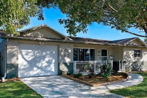 House in Port Richey, Florida 2 bedrooms, 127.65 sq.m. № 2310642
