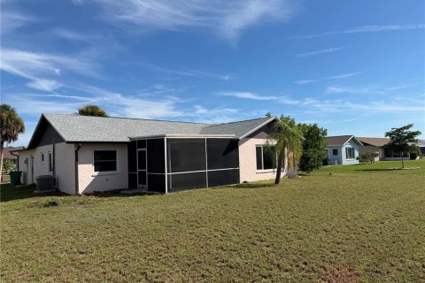 Villa ou maison à vendre à Port Charlotte, Floride: 2 chambres, 121.05 m2 № 2412542 - photo 7